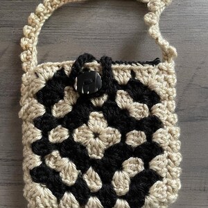 Bolso de abuela cuadrado de ganchillo Elegance Noir de Denali & Co.