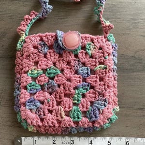 Bolso de ganchillo cuadrado estilo abuela con diseño de chicle de Denali & Co.