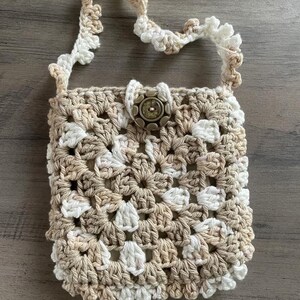 Bolso de abuela cuadrado de pana color crema tejido a crochet de Denali & Co.