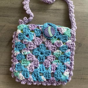 Bolso Dreamer turquesa de Denali & Co. Monedero de abuela cuadrado tejido a crochet