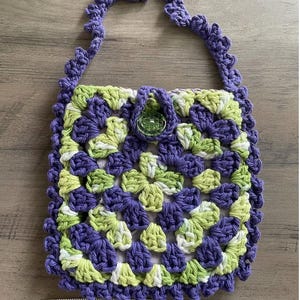 Bolso cuadrado de abuela tejido a crochet con orquídeas y hojas de Denali & Co.