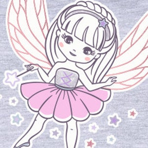 Pode incluir: Uma ilustração de desenho animado de uma fada com cabelo comprido, asas e um tutu rosa. A fada está segurando uma varinha com uma estrela na ponta. O fundo é cinza claro e há várias estrelas pequenas espalhadas ao redor da fada.