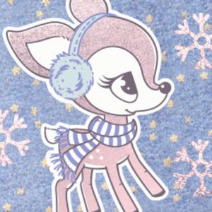 Puede incluir: Un ciervo rosa y blanco con orejeras azules y una bufanda a rayas sobre un fondo azul con copos de nieve blancos.