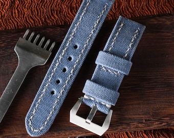 Cinturino per orologio in tela celeste, cuciture bianche, design arrotolato fatto a mano