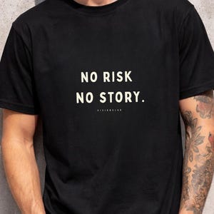 Può includere: Una t-shirt nera a maniche corte con girocollo e la scritta NO RISK NO STORY stampata in color crema chiaro sul petto. La maglietta ha una vestibilità standard con orlo dritto ed è abbinata a un paio di jeans in denim grigio.
