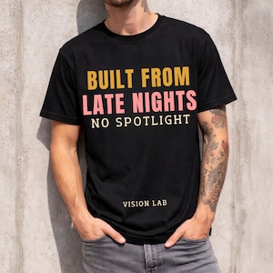 Koszulka „Built From Late Nights”, koszulka motywacyjna „No Spotlight”, koszulka „Creator Hustle”, koszulka z typografią w stylu streetwear, koszulka z grafiką Vision Lab