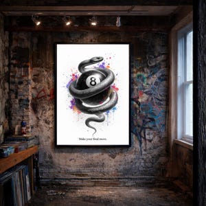 Peut inclure: Impression artistique encadrée représentant une boule de billard noire avec le numéro 8, entourée d'un serpent gris sur fond blanc avec des éclaboussures de peinture colorées. Le texte "Make your final move." est en bas.