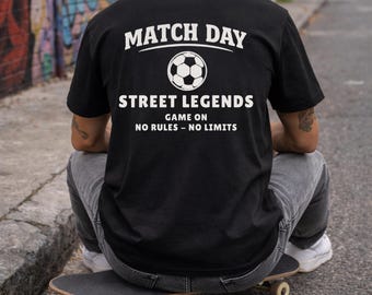 レガシーアスレチックス マッチデーTシャツ - ストリートサッカーグラフィックTシャツ - アーバンスポーツシャツ - バックプリントステートメントTシャツ - 男性へのギフト