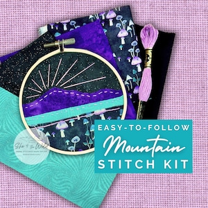 Könnte beinhalten: Ein DIY-Stickset mit einer Berglandschaft mit sternenklarem Nachthimmel und Pilzen. Das Set enthält Stoff, Stickgarn und einen Stickrahmen. Der Text auf dem Set lautet "EASY-TO-FOLLOW Mountain STITCH KIT".
