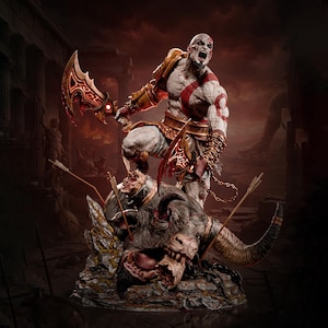 Könnte beinhalten: Detaillierte Statue eines muskulösen Kriegers mit roten Markierungen, der eine leuchtende Axt hält. Die Figur steht auf einem besiegten Tier, mit Pfeilen, die seinen Körper durchbohren. Die Statue zeigt aufwendige Rüstungen und Ketten vor einer Kulisse von Ruinen.