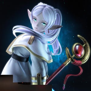 Puede incluir: Figura de un personaje con largo cabello blanco, orejas puntiagudas y ojos turquesa, vistiendo un atuendo blanco y dorado. El personaje sostiene un bastón rojo y dorado con una gran gema roja en la parte superior. El fondo es azul oscuro con un efecto borroso.