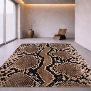 Könnte beinhalten: Ein rechteckiger Teppich mit Schlangenmuster in Braun-, Schwarz- und Beigetönen. Das Design des Teppichs ahmt die Schuppen und Markierungen einer Schlange nach. Er liegt auf einem Betonboden in einem modernen Raum.