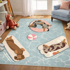 Pode incluir: Um tapete azul claro com um design de piscina com cachorros-salsicha em boias e em um anel inflável rosa. Uma bola de praia rosa e branca também está no tapete. O tapete tem um padrão semelhante à água.