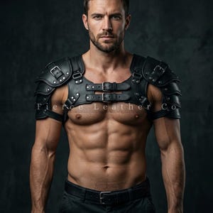 Könnte beinhalten: Schwarze Schulterpanzerung aus Leder mit mehreren Schnallen und Riemen. Die Panzerung hat geschichtete Schulterpolster und ist für das Tragen über Brust und Schultern konzipiert. Der Text "Fierce Leather Co" ist sichtbar.