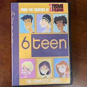 Puede incluir: Una caja de DVD de la serie animada "6teen" con un diseño púrpura y amarillo. La portada presenta retratos de personajes y el texto "FROM THE CREATORS OF TOTAL DRAMA ISLAND" y "THE COMPLETE SERIES".