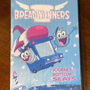 Op de afbeelding: Een dvd-hoes voor de animatieserie "Breadwinners". De cover toont een blauwe bus met stripfiguren en de tekst "Journey to the Bottom of the Seats". De achtergrond is lichtblauw.