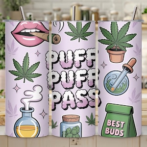 Op de afbeelding: Een lichtpaarse beker met een roestvrijstalen rietje. De beker heeft illustraties met cannabis-thema's, waaronder een mond met een joint, marihuanabladeren en de tekst "PUFF PUFF PASS". Extra afbeeldingen zijn een bekerglas, een pot met toppen en een zak met het opschrift "BEST BUDS".
