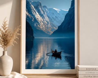 Lámina decorativa imprimible de fiordo nórdico, póster de lago de montaña escandinavo, paisaje natural azul para descargar digitalmente.