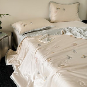 Puede incluir: Un juego de tres tazas de cer&aacute;mica con un acabado mate moteado. Las tazas son de color crema, gris claro y gris oscuro. Cada taza tiene un dise&ntilde;o simple y minimalista y un asa redondeada.