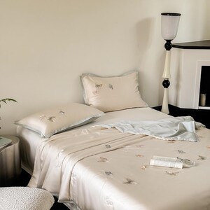 Puede incluir: Una taza de cer&aacute;mica blanca con un asa negra y el texto "But First, Coffee" en negrita negra. La taza se encuentra sobre un fondo neutro, resaltando su dise&ntilde;o sencillo.