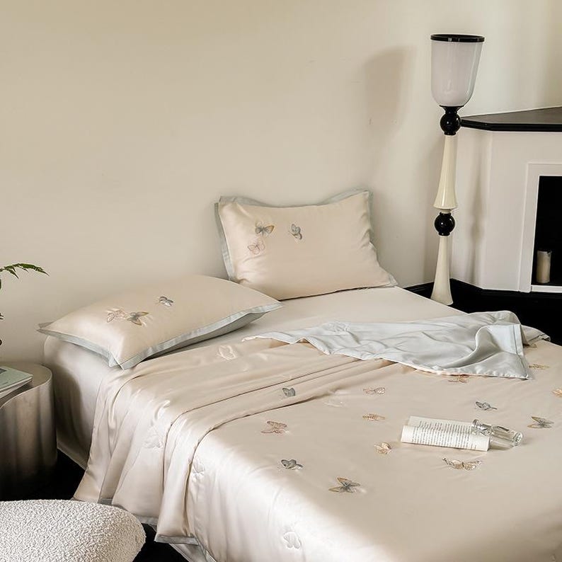 Puede incluir: Una taza de cer&aacute;mica blanca con un asa negra y el texto "But First, Coffee" en negrita negra. La taza se encuentra sobre un fondo neutro, resaltando su dise&ntilde;o sencillo.