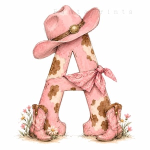 Könnte beinhalten: Ein großer Buchstabe A mit einem rosa-braunen Kuhfleckenmuster, verziert mit einem rosa Cowboyhut mit braunem Band, einem seitlich gebundenen rosa Paisley-Bandana und zwei rosa Cowboystiefeln an der Basis, umgeben von kleinen rosa und weißen Blumen.