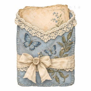 Peut inclure: Une pochette rectangulaire bleu clair ornée d'une bordure en dentelle crème sur le dessus. Elle est décorée de deux papillons bleus, d'une branche verte feuillue et d'un nœud en tissu crème avec un bouton central. Le texte indique FantaPrints.