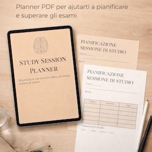 Può includere: Un tablet digitale con cornice nera mostra un "Study Session Planner" con un grafico del cervello. Fogli di pianificazione dello studio, penne e occhiali su una superficie di legno. Il testo recita "Organizza le tue sessioni di studio."