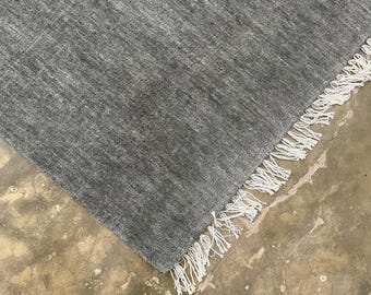Handgeknoopt grijs wollen vloerkleed, modern neutraal vloerkleed, effen grijs handgemaakt tapijt, minimalistisch vloerkleed op maat, luxe vloerkleed voor de woonkamer