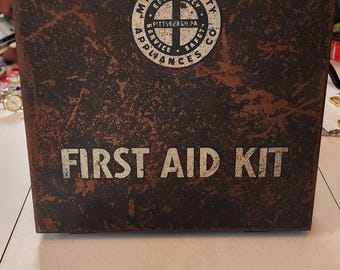Contenedor de primeros auxilios antiguo