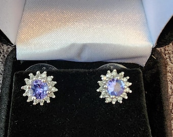 Pendientes de oro blanco y tanzanita.