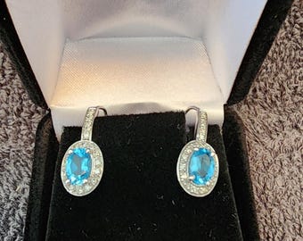 Pendientes de oro blanco y topacio azul.