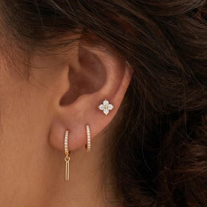 Conjunto de pendientes de plata de ley 925 con forma de flor de cuatro hojas y circonitas cúbicas, conjunto clásico de 3 piezas para apilar pendientes, pendientes de botón con forma de flor de diamantes, pendientes de aro tipo huggie con pavé y pendientes colgantes de barra.