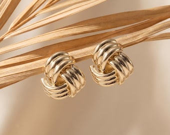 Pendientes de nudo chapados en oro de 18 quilates, delicados pendientes de nudo de amor, pendientes de aro minimalistas de oro, bonita joyería para el día a día, regalo para ella.