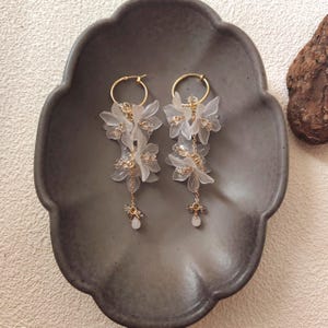 Puede incluir: Un letrero de madera rústica con el texto "Welcome to our home" en letras blancas. El letrero presenta un acabado envejecido y un diseño simple y acogedor, ideal para la decoración de la entrada.