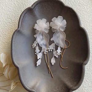 Örhängen med vita frostade blommor, droppar i harts och spets, långa guldfransar, brudsmycken, kedja i 14 karat guld, inspirerad av Fairycore