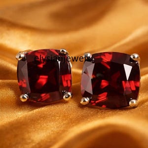 Boucles d'oreilles puces en or jaune 14 carats serties de rubis rouge taille coussin, style minimaliste, faites main en argent sterling 925, 7 mm, idéales au quotidien, cadeau pour elle