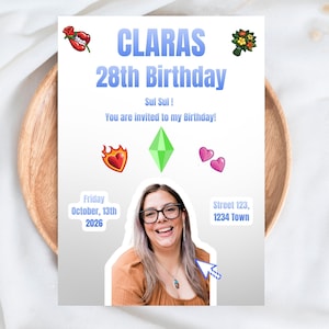 Könnte beinhalten: Eine personalisierte Geburtstagseinladung mit dem Text "CLARAS 28th Birthday" in Blau. Die Einladung enthält Datum, Adresse und ein Foto einer lächelnden Person mit Brille. Dekorative Elemente sind Hummer, Blumen, ein Flammenherz, eine grüne Raute und rosa Herzen.