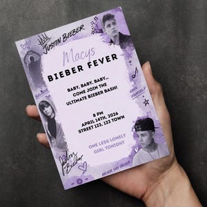 Pode incluir: Um cartão de convite lavanda para o evento "Macy's Bieber Fever". O cartão apresenta imagens de Justin Bieber, detalhes do evento e frases como "Baby, Baby, Baby..." e "One Less Lonely Girl Tonight."