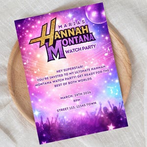 Könnte beinhalten: Eine Einladung zur Hannah Montana Watch Party mit einem lila-rosa Galaxiehintergrund. Der Text "MARIAS HANNAH MONTANA WATCH PARTY" ist in Gold und Lila gehalten. Datum, Uhrzeit und Adresse sind ebenfalls angegeben.