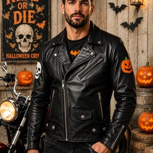 Può includere: Giacca da motociclista in pelle nera con toppa a teschio e zucca. La giacca ha chiusura con zip e tasche. Lo sfondo include un cartello con "Ride or Die" e zucche intagliate, suggerendo un tema Halloween.