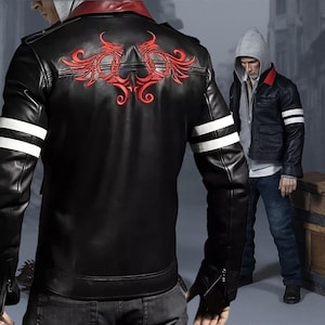 Könnte beinhalten: Schwarze Lederjacke mit rotem Stickmuster auf dem Rücken. Sie hat weiße Streifen auf den Ärmeln und einen roten Kragen. Die Jacke hat einen Reißverschluss und eine Kapuze.