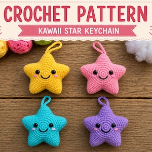 Könnte beinhalten: Bild eines Häkelmusters mit vier Kawaii-Stern-Schlüsselanhängern in Gelb, Rosa, Türkis und Lila. Jeder Stern hat ein lächelndes Gesicht und eine Schlaufe zum Aufhängen. Der Text "CROCHET PATTERN" und "KAWAII STAR KEYCHAIN" ist oben zu sehen.