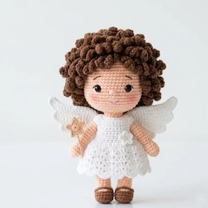 Schema per realizzare una bambola angelo all'uncinetto, con capelli ricci, modello amigurumi, livello intermedio (PDF, download digitale)