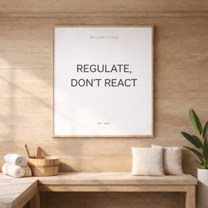 Puede incluir: Un cuadro enmarcado con el texto "REGULATE, DON'T REACT" cuelga de una pared de madera. La impresión forma parte de la "WELLNESS SERIES" y está fechada "EST. 2020". Un banco debajo contiene almohadas, una planta y accesorios de spa.