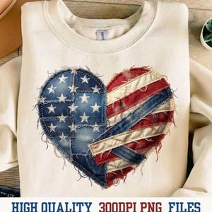 Könnte beinhalten: Cremefarbenes Sweatshirt mit einem herzförmigen Design. Das Herz ist in zwei Hälften geteilt, eine Hälfte stellt die amerikanische Flagge mit blauem Denim und weißen Sternen dar, die andere rote und weiße Streifen. Der Text "HIGH QUALITY 300DPI PNG FILES" steht unten.
