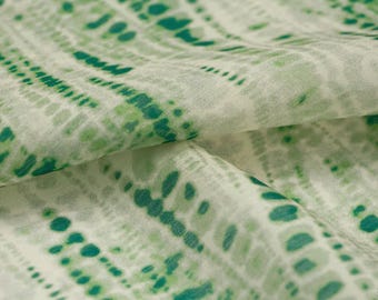 Tecido verde com estampa abstrata, material de costura leve e macio para vestidos e projetos de artesanato, vendido por metro.