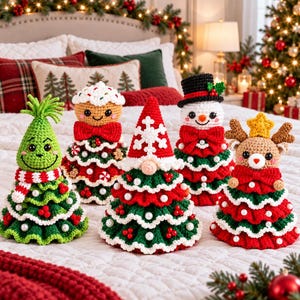Könnte beinhalten: Fünf gehäkelte Weihnachtsfiguren auf einem Bett. Von links nach rechts: eine grüne Kreatur mit gestreiftem Schal, ein Lebkuchenmännchen, ein Wichtel mit Schneeflockenmütze, ein Schneemann mit Zylinder und ein Rentier mit gelbem Stern.