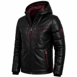 Könnte beinhalten: Eine schwarze Lederjacke mit Kapuze und dunkelburgunderfarbenem Innenfutter. Die Jacke verfügt über einen zentralen Reißverschluss, zwei vertikale Brusttaschen, zwei untere Seitentaschen sowie eine kleine Reißverschlusstasche am linken Ärmel.