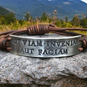 Aut Viam Inveniam Aut Faciam, forjado a mano, pulsera de cuero estoico, joyería de cita latina, puño ajustable estampado a mano